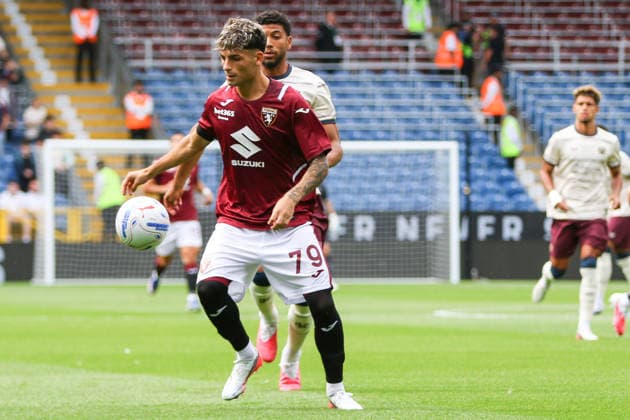BURNLEY, ENGLAND - AUGUST 2: Andrea Luongo of Torino controls the ball during the pre-season friendly match between Burnley and Torino at Turf Moor on August 2, 2026 in Burnley, England.  Copyright: xSeanxChandlerx xSPPx Sportspressphoto_SPR199420
