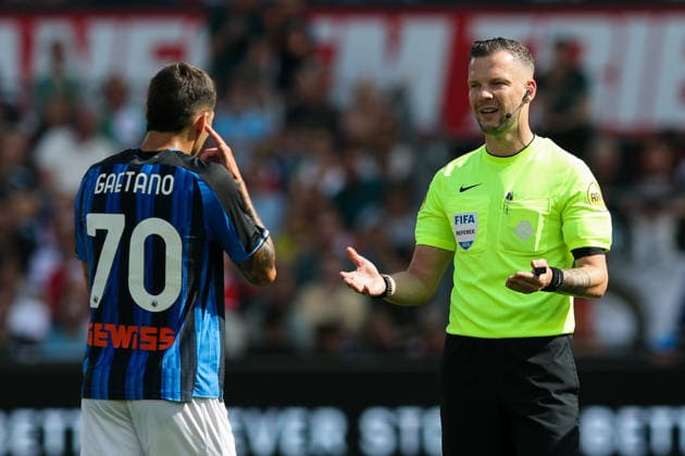 2026-08-02 Feyenoord v Atalanta Bergamo - Pre Season Friendly ROTTERDAM, NETHERLANDS - AUGUST 2: Referee Robin Hensgens in discussion with Gianluca Gaetano of Atalanta Bergamo during the Pre Season Friendly match between Feyenoord and Atalanta Bergamo at Stadion Feijenoord on August 2, 2026 in Rotterdam, Netherlands. Rotterdam Stadion Feijenoord Netherlands Content not available for redistribution in The Netherlands directly or indirectly through any third parties. Copyright: xHansxvanxderxValkx