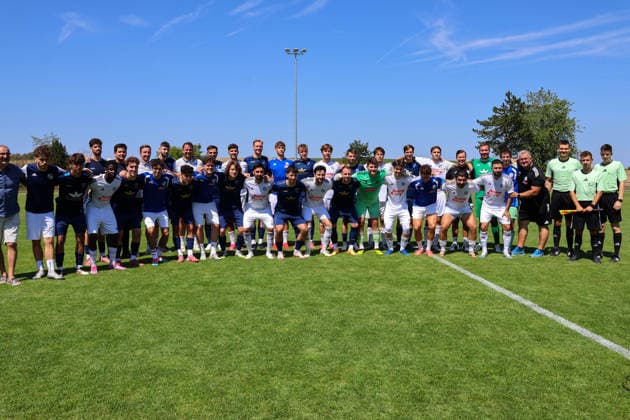 Gemeinsames Foto beider Mannschaften zu Beginn Benefizspiel. Darmsheim, Fußball, Sindelfingen Eibner-Pressefoto Noah Schubert Benefizspiel. Darmsheim, Fußball, Sindelfingen *** Group photo of both teams at the start of the charity match in Darmsheim, soccer, Sindelfingen. Eibner press photo by Noah Schubert. Charity match in Darmsheim, soccer, Sindelfingen Copyright: xEibner-Pressefotox NoahxSchubertx EP_hec