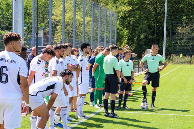 Die Mannschaften und Schiedsrichter lauschen der Rede von Gerd Körber zu Beginn Benefizspiel. Darmsheim, Fußball, Sindelfingen Eibner-Pressefoto Noah Schubert Benefizspiel. Darmsheim, Fußball, Sindelfingen Darmsheim *** The teams and referees listen to Gerd Körber s speech at the start of the Darmsheim charity soccer game, Sindelfingen. Eibner press photo: Noah Schubert. Darmsheim charity soccer game, Sindelfingen. Darmsheim Copyright: xEibner-Pressefotox NoahxSchubertx EP_hec