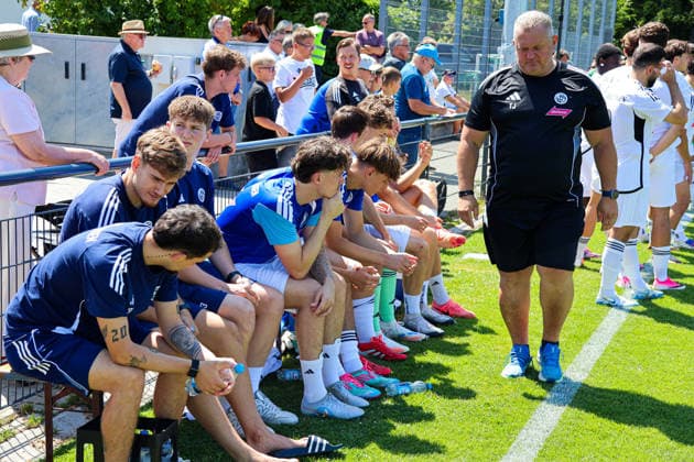 Die Sindelfinger Bank hört andächdig der Rede zu Benefizspiel. Darmsheim, Fußball, Sindelfingen Eibner-Pressefoto Noah Schubert Benefizspiel. Darmsheim, Fußball, Sindelfingen Darmsheim *** Sindelfinger Bank listens intently to the speech at the Darmsheim charity soccer game, Sindelfingen. Eibner Press photo: Noah Schubert. Darmsheim charity soccer game, Sindelfingen. Darmsheim Copyright: xEibner-Pressefotox NoahxSchubertx EP_hec