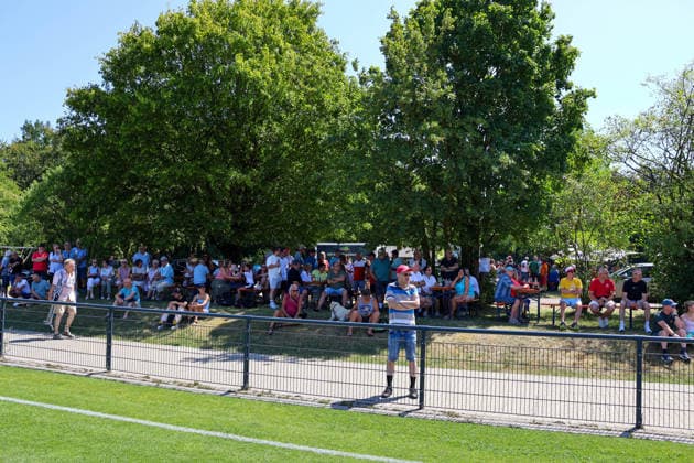 Viele Zuschauer sind auf den Eichelberg gekommen für das Benefizspiel Benefizspiel. Darmsheim, Fußball, Sindelfingen Eibner-Pressefoto Noah Schubert Benefizspiel. Darmsheim, Fußball, Sindelfingen Darmsheim *** Many spectators came to Eichelberg for the charity game Charity Game Darmsheim, Soccer, Sindelfingen Eibner Press Photo Noah Schubert Charity Game Darmsheim, Soccer, Sindelfingen Darmsheim Copyright: xEibner-Pressefotox NoahxSchubertx EP_hec