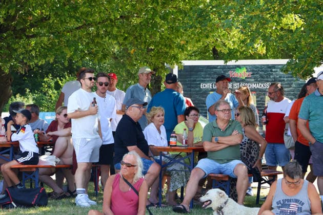 Viele Zuschauer sind auf den Eichelberg gekommen für das Benefizspiel Benefizspiel. Darmsheim, Fußball, Sindelfingen Eibner-Pressefoto Noah Schubert Benefizspiel. Darmsheim, Fußball, Sindelfingen *** Many spectators came to Eichelberg for the charity match Charity Match Darmsheim, Soccer, Sindelfingen Eibner Press Photo Noah Schubert Charity Match Darmsheim, Soccer, Sindelfingen Copyright: xEibner-Pressefotox NoahxSchubertx EP_hec