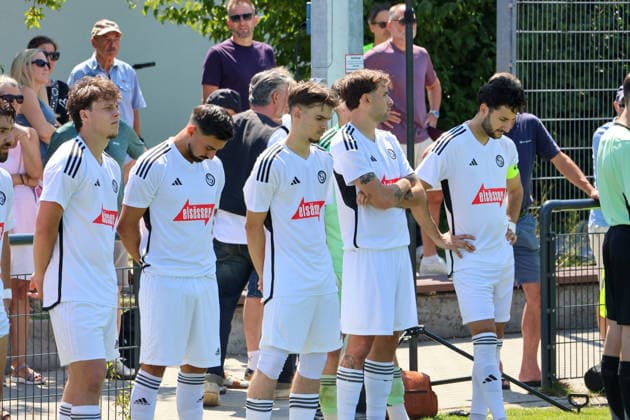 Die Sindelfinger Mannschaft sichtlich gefasst bei der Rede Benefizspiel. Darmsheim, Fußball, Sindelfingen Eibner-Pressefoto Noah Schubert Benefizspiel. Darmsheim, Fußball, Sindelfingen Darmsheim *** The Sindelfingen team looks visibly composed during the speech at the Darmsheim charity match, soccer, Sindelfingen Eibner Press Photo Noah Schubert Darmsheim charity match, soccer, Sindelfingen Darmsheim Copyright: xEibner-Pressefotox NoahxSchubertx EP_hec