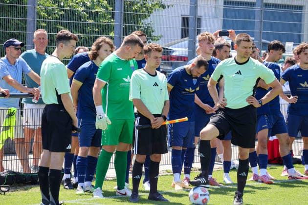 Auch die Schiedsrichter um Maximilian Jäger 8rechts) sind in den Gedanken bei Thommy Oberdorfer Benefizspiel. Darmsheim, Fußball, Sindelfingen Eibner-Pressefoto Noah Schubert Benefizspiel. Darmsheim, Fußball, Sindelfingen Darmsheim *** The referees led by Maximilian Jäger (8, right) are also thinking of Thommy Oberdorfer. Charity match in Darmsheim, soccer, Sindelfingen. Eibner press photo: Noah Schubert. Charity match in Darmsheim, soccer, Sindelfingen. Darmsheim Copyright: xEibner-Pressefotox NoahxSchubertx EP_hec