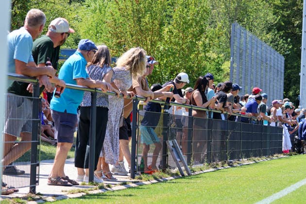 Viele Zuschauer verfolgen das Spiel Benefizspiel. Darmsheim, Fußball, Sindelfingen Eibner-Pressefoto Noah Schubert Benefizspiel. Darmsheim, Fußball, Sindelfingen Darmsheim *** Many spectators are watching the Darmsheim charity soccer match in Sindelfingen. Photo by Eibner: Noah Schubert. Darmsheim charity soccer match, Sindelfingen, Darmsheim Copyright: xEibner-Pressefotox NoahxSchubertx EP_hec