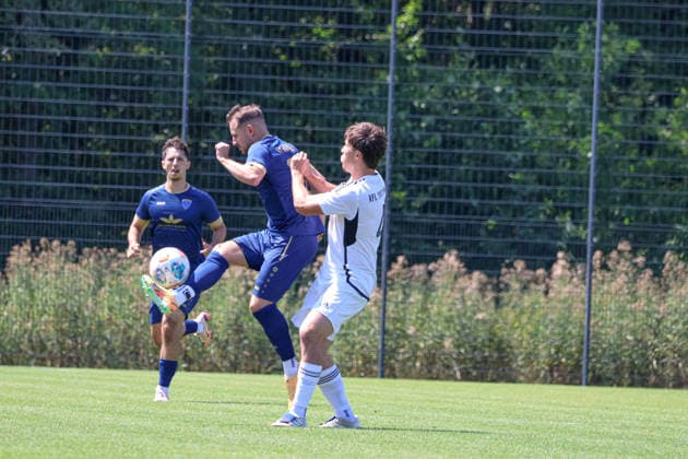 Fabian Schneider (TV darmsheim, 22) wird von Noah Stöckle (VfL Sindelfingen, 4) gedeckt Benefizspiel. Darmsheim, Fußball, Sindelfingen Eibner-Pressefoto Noah Schubert Benefizspiel. Darmsheim, Fußball, Sindelfingen Darmsheim *** Fabian Schneider (TV Darmsheim, 22) is marked by Noah Stöckle (VfL Sindelfingen, 4) Charity Match in Darmsheim, Soccer, Sindelfingen Eibner Press Photo Noah Schubert Charity Match in Darmsheim, Soccer, Sindelfingen Darmsheim Copyright: xEibner-Pressefotox NoahxSchubertx EP_hec
