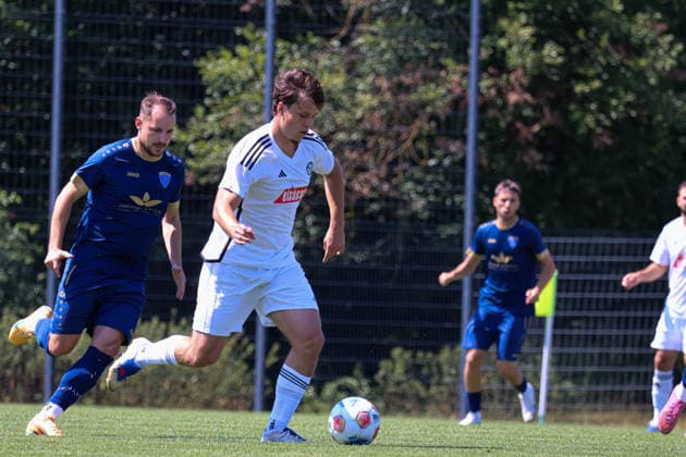 Noah Stöckle (VfL Sindelfingen, 4) behauptet den Ball gegen Fabian Schneider (TV Darmsheim, 22) Benefizspiel. Darmsheim, Fußball, Sindelfingen Eibner-Pressefoto Noah Schubert Benefizspiel. Darmsheim, Fußball, Sindelfingen Darmsheim *** Noah Stöckle (VfL Sindelfingen, 4) holds onto the ball against Fabian Schneider (TV Darmsheim, 22) Charity Match in Darmsheim, Soccer, Sindelfingen Eibner Press Photo Noah Schubert Charity Match in Darmsheim, Soccer, Sindelfingen Darmsheim Copyright: xEibner-Pressefotox NoahxSchubertx EP_hec