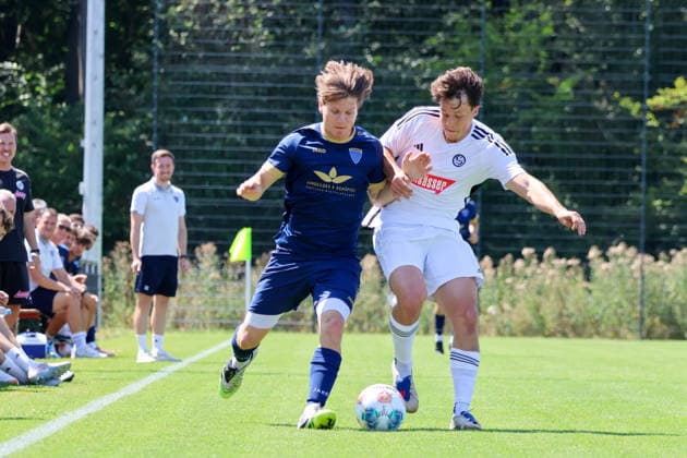 Nils Beurenmeister (TV Darmsheim, 8) im Kampf um den Ball mit Noah Stöckle (VFL Sindelfingen, 4) Benefizspiel. Darmsheim, Fußball, Sindelfingen Eibner-Pressefoto Noah Schubert Benefizspiel. Darmsheim, Fußball, Sindelfingen Darmsheim *** Nils Beurenmeister (TV Darmsheim), No. 8, battling for the ball with Noah Stöckle (VFL Sindelfingen), No. 4; Darmsheim Charity Match, Soccer, Sindelfingen; Eibner Press Photo: Noah Schubert; Darmsheim Charity Match, Soccer, Sindelfingen; Darmsheim Copyright: xEibner-Pressefotox NoahxSchubertx EP_hec