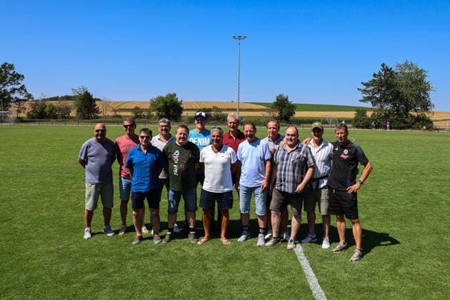 Von links: Claus Munz, Andreas Hämmerle, Volker Zellner, Andre Gauser, Michael Trünger, Jochen Renz, Oliver Anpeche, Jürgen Schuhmann, Siegfried Reichardt, Bernd Keller, Harald Büchle und Thomas Dietsche Benefizspiel. Darmsheim, Fußball, Sindelfingen Eibner-Pressefoto Noah Schubert Gruppenfoto der Meistermannschaft von 1993 Darmsheim *** From left: Claus Munz, Andreas Hämmerle, Volker Zellner, Andre Gauser, Michael Trünger, Jochen Renz, Oliver Anpeche, Jürgen Schuhmann, Siegfried Reichardt, Bernd Keller, Harald Büchle, and Thomas Dietsche Charity Match in Darmsheim, Soccer, Sindelfingen Eibner Press Photo by Noah Schubert Group photo of the 1993 Darmsheim championship team Copyright: xEibner-Pressefotox NoahxSchubertx EP_hec