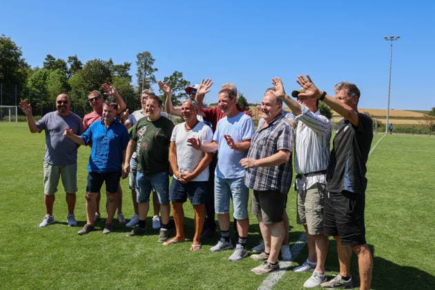 Von links: Claus Munz, Andreas Hämmerle, Volker Zellner, Andre Gauser, Michael Trünger, Jochen Renz, Oliver Anpeche, Jürgen Schuhmann, Siegfried Reichardt, Bernd Keller, Harald Büchle und Thomas Dietsche Benefizspiel. Darmsheim, Fußball, Sindelfingen Eibner-Pressefoto Noah Schubert Winken für ein Video an den erkrankten Thommy von der Meistermannschaft Darmsheim *** From left: Claus Munz, Andreas Hämmerle, Volker Zellner, Andre Gauser, Michael Trünger, Jochen Renz, Oliver Anpeche, Jürgen Schuhmann, Siegfried Reichardt, Bernd Keller, Harald Büchle, and Thomas Dietsche Charity Match in Darmsheim, Soccer, Sindelfingen Eibner Press Photo: Noah Schubert Waving for a video dedicated to Thommy, a sick member of the Darmsheim championship team Copyright: xEibner-Pressefotox NoahxSchubertx EP_hec