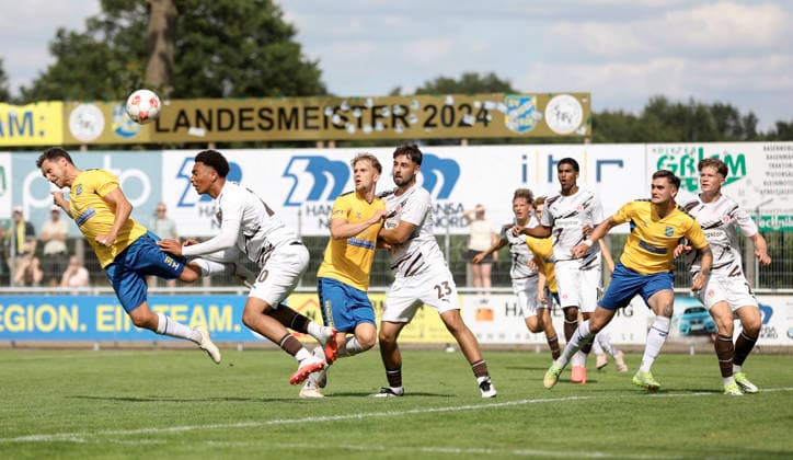 Foto : Mirco Boland (links , Todesfelde) trifft per Kopf zum 5-4 Fussball Regionalliga Nord , 1. Spieltag am So. 02.08.2026 SV Todesfelde - FC St. Pauli II *** Photo: Mirco Boland (left); Todesfelde scores with a header to make it 5–4. Soccer: Regionalliga Nord, Matchday 1 on Sun, Aug. 2, 2026: SV Todesfelde vs. FC St. Pauli II