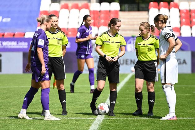 2. Bundesliga Frauen SGS Essen Eintracht Frankfurt II 02.08.2026 Seitenwahl, 2. Bundesliga der Frauen, 01. Spieltag, SGS Essen gegen Eintracht Frankfurt II am 02. August 2026 im Stadion an der Hafenstraße, Essen. Endstand 3:1, vor 1.021 Zuschauern *** Women s 2nd Bundesliga: SGS Essen vs. Eintracht Frankfurt II, August 2, 2026, Seitenwahl, Women s 2nd Bundesliga, Matchday 1, SGS Essen vs. Eintracht Frankfurt II on August 2, 2026, at the Stadion an der Hafenstraße, Essen; final score 3–1, in front of 1,021 spectators