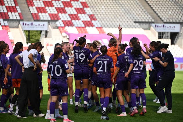 Jubel der SGS Essen 2. Bundesliga Frauen SGS Essen Eintracht Frankfurt II 02.08.2026 Ausgelassener Jubel über Heimsieg, 2. Bundesliga der Frauen, 01. Spieltag, SGS Essen gegen Eintracht Frankfurt II am 02. August 2026 im Stadion an der Hafenstraße, Essen. Endstand 3:1, vor 1.021 Zuschauern *** Celebrations for SGS Essen in the Women’s 2. Bundesliga: SGS Essen vs. Eintracht Frankfurt II, August 2, 2026. Exuberant celebrations following a home victory in the Women’s 2. Bundesliga, Matchday 1, SGS Essen vs. Eintracht Frankfurt II on August 2, 2026, at the Stadion an der Hafenstraße in Essen. Final score: 3–1, in front of 1,021 spectators