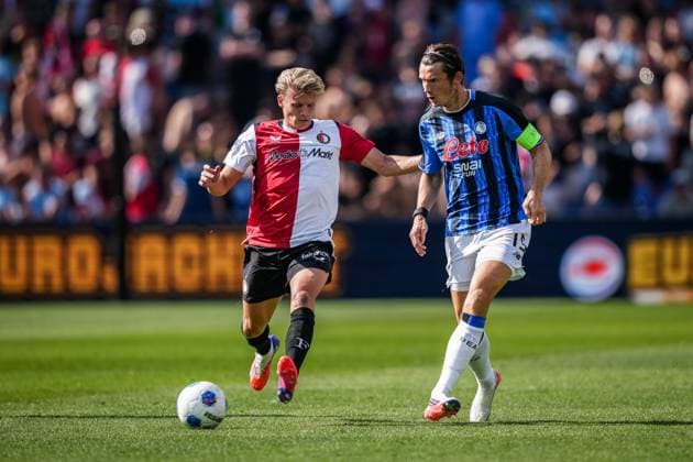ROTTERDAM , 02-08-2026 , Stadium Feijenoord de Kuip , season 2026 2027 , Dutch preseason football , Friendly match between Feyenoord and Atalanta Bergamo (Kuip Cup) , picture shows Feyenoord player Sem Steijn and Atalanta Bergamo player Marten de Roon Feyenoord - Atalanta (friendly)  x205406777x Copyright: