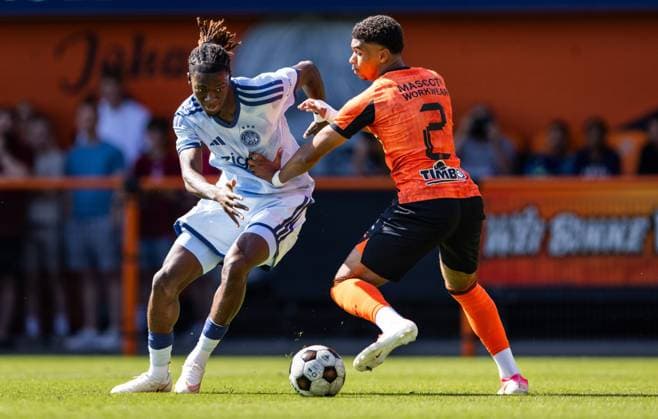 VOLENDAM - (lr) Don-Angelo Konadu of AFC Ajax and Precious Ugwu of FC Volendam during the friendly match between FC Volendam and AFC Ajax at the Kras Stadium on 2 August 2026 in Volendam, the Netherlands. SONNY LENSEN ANP Friendly 2026 27 xVIxANPxSportx xxANPxIVx 564756719 originalFilename: 564756719.jpg