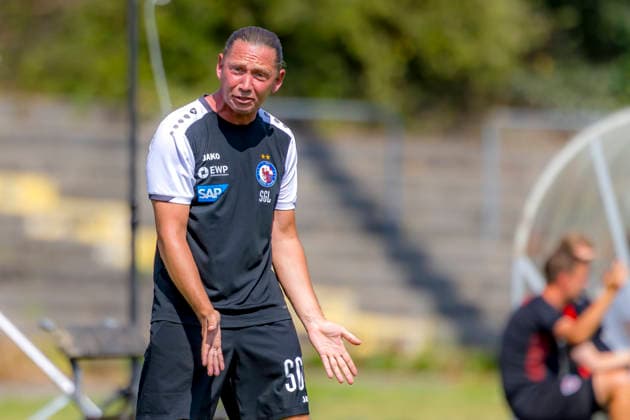 Ingolstadt, Deutschland 02. August 2026: 2. BL - Frauen - 2026 2027 - Sp. 1 - FC Ingolstadt 04 gegen 1. FFC Turbine Potsdam Im Bild: Trainer Steen Gravgaard (1.FFC) gestikuliert auf dem Spielfeld. DFL DFB regulations prohibit any use of photographs as image sequences and or quasi-video ESV-Stadion Bayern *** Ingolstadt, Germany August 2, 2026 Women’s 2nd Bundesliga 2026–2027 Match 1: FC Ingolstadt 04 vs. 1 FFC Turbine Potsdam Pictured: 1 FFC coach Steen Gravgaard gesturing on the field. DFL and DFB regulations prohibit any use of photographs as image sequences and or quasi-video. ESV Stadion Bayern Copyright: xFotostandx xSchäferx