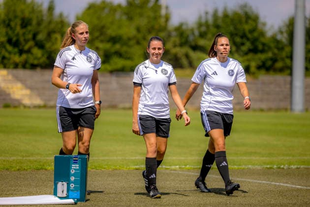 Ingolstadt, Deutschland 02. August 2026: 2. BL - Frauen - 2026 2027 - Sp. 1 - FC Ingolstadt 04 gegen 1. FFC Turbine Potsdam Im Bild: v.li. Schiedsrichter-Assistentin Jessica Reif, Schiedsrichterin Marie-Theres Mühlbauer Muehlbauer und Schiedsrichter-Assistentin Isabel Schatz DFL DFB regulations prohibit any use of photographs as image sequences and or quasi-video ESV-Stadion Bayern *** Ingolstadt, Germany, August 2, 2026 – 2nd Division Women 2026–2027, Match 1: FC Ingolstadt 04 vs. 1 FFC Turbine Potsdam. Pictured from left: Assistant Referee Jessica Reif, referee Marie Theres Mühlbauer and assistant referee Isabel Schatz. DFL and DFB regulations prohibit any use of photographs as image sequences and or quasi-video. ESV Stadion Bayern Copyright: xFotostandx xSchäferx