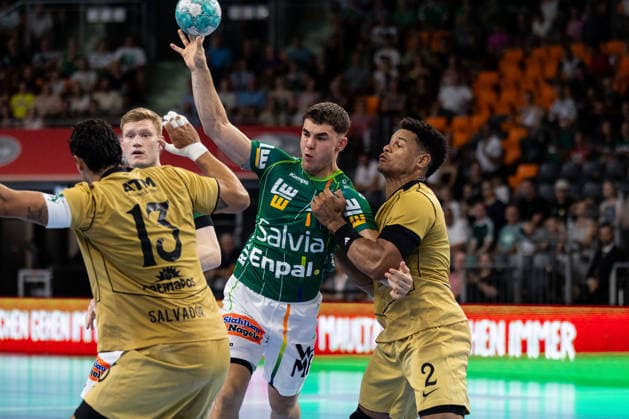 Sport Bilder des Tages Elias NEWEL (FRISCH AUF! Goeppingen, 40) im Zweikampf gegen Edy SILVA (Sporting Lissabon, 02) GER, FRISCH AUF! Goeppingen vs. Sporting Lissabon, Handball, Testspiel Vorbereitung, Spielzeit 2026 2027, 02.08.2026, GER, FRISCH AUF! Goeppingen vs. Sporting Lissabon, Handball, Testspiel Vorbereitung, Spielzeit 2026 2027, 02.08.2026, Neu-Ulm *** Elias NEWEL, FRISCH AUF Goeppingen, 40, in a one-on-one battle against Edy SILVA, Sporting Lisbon, 02 GER, FRISCH AUF Goeppingen vs. Sporting Lisbon, Handball, Preseason Friendly, 2026–2027 Season, August 2, 2026, GER, FRISCH AUF Goeppingen vs. Sporting Lisbon, Handball, Preseason Friendly, 2026–2027 Season, August 2, 2026, Neu Ulm Copyright: xEibnerxPressefoto OliverxSchmidtx EP_OST