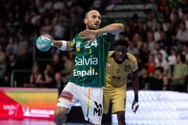 Marcel SCHILLER (FRISCH AUF! Goeppingen, 24) schießt schiesst einen Siebenmeter GER, FRISCH AUF! Goeppingen vs. Sporting Lissabon, Handball, Testspiel Vorbereitung, Spielzeit 2026 2027, 02.08.2026, GER, FRISCH AUF! Goeppingen vs. Sporting Lissabon, Handball, Testspiel Vorbereitung, Spielzeit 2026 2027, 02.08.2026, Neu-Ulm *** Marcel SCHILLER, FRISCH AUF Goeppingen, No. 24, takes a seven-meter throw, GER, FRISCH AUF Goeppingen vs. Sporting Lisbon, Handball, Preseason Friendly, 2026–2027 Season, August 2, 2026, GER, FRISCH AUF Goeppingen vs. Sporting Lisbon, Handball, Preseason Friendly, 2026–2027 Season, August 2, 2026, Neu Ulm Copyright: xEibnerxPressefoto OliverxSchmidtx EP_OST