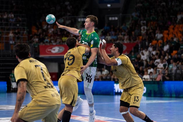 Ole Pregler (FRISCH AUF! Goeppingen, 23) im Zweikampf gegen Martim COSTA (Sporting Lissabon, 79) und Salvador SALVADOR (Sporting Lissabon, 13) GER, FRISCH AUF! Goeppingen vs. Sporting Lissabon, Handball, Testspiel Vorbereitung, Spielzeit 2026 2027, 02.08.2026, GER, FRISCH AUF! Goeppingen vs. Sporting Lissabon, Handball, Testspiel Vorbereitung, Spielzeit 2026 2027, 02.08.2026, Neu-Ulm *** Ole Pregler (FRISCH AUF Goeppingen), 23, in a one-on-one battle against Martim COSTA (Sporting Lisbon), 79, and Salvador SALVADOR (Sporting Lisbon), 13 (GER), FRISCH AUF Goeppingen vs. Sporting Lisbon, Handball, Preseason Friendly, 2026–2027 Season, August 2, 2026, GER, FRISCH AUF Goeppingen vs. Sporting Lisbon, Handball, Preseason Friendly, 2026–2027 Season, August 2, 2026, Neu Ulm Copyright: xEibnerxPressefoto OliverxSchmidtx EP_OST
