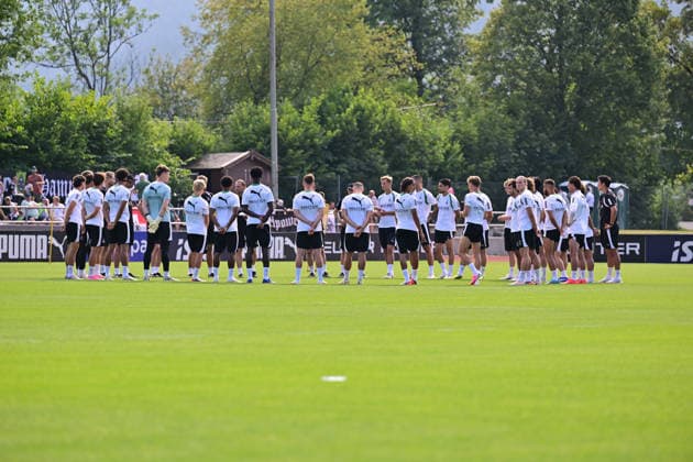 02.08.2026; Rottach-Egern; Fussball, Herren, Saison 2026 2027, Trainingslager Borussia Moenchengladbach Trainingsansprache DFL regulations prohibit any use of photographs as image sequences and or quasi-video. Stadion Am Birkenmoos Bayern Deutschland *** August 2, 2026 Rottach Egern Soccer, Men s, 2026–2027 Season, Borussia Mönchengladbach Training Camp, Pre-Training Talk; DFL regulations prohibit any use of photographs as image sequences and or quasi-video; Am Birkenmoos Stadium, Bavaria, Germany