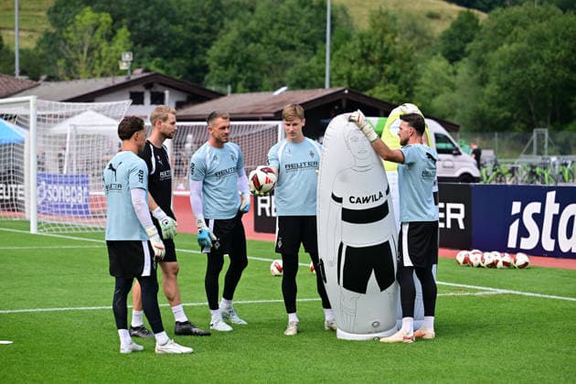 02.08.2026; Rottach-Egern; Fussball, Herren, Saison 2026 2027, Trainingslager Borussia Moenchengladbach Das Torwartteam v. li. Torwart Jan Olschowsky (Gladbach), Andre Wachter (Torwarttrainer Gladbach), Torwart Daniel Batz (Gladbach), Torwart Moritz Nicolas (Gladbach), Torwart Tobias Sippel (Gladbach) DFL regulations prohibit any use of photographs as image sequences and or quasi-video. Stadion Am Birkenmoos Bayern Deutschland *** August 2, 2026 Rottach Egern Soccer, Men s, 2026–2027 Season, Borussia Mönchengladbach Training Camp The goalkeeper team (from left): Goalkeeper Jan Olschowsky (Gladbach), Andre Wachter, goalkeeper coach, Gladbach; goalkeeper Daniel Batz, Gladbach; goalkeeper Moritz Nicolas, Gladbach; goalkeeper Tobias Sippel, Gladbach. DFL regulations prohibit any use of photographs as image sequences and or quasi-video. Am Birkenmoos Stadium, Bavaria, Germany