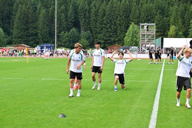02.08.2026; Rottach-Egern; Fussball, Herren, Saison 2026 2027, Trainingslager Borussia Moenchengladbach Die Japan-Fraktion bei den Gladbachern v. li. Zento Uno (Gladbach), Shuto Machino (Gladbach), Daiki Hashioka (Gladbach) DFL regulations prohibit any use of photographs as image sequences and or quasi-video. Stadion Am Birkenmoos Bayern Deutschland *** August 2, 2026 Rottach Egern Soccer, Men s, 2026–2027 season, Borussia Mönchengladbach training camp: The Japanese contingent at Gladbach (from left): Zento Uno (Gladbach), Shuto Machino (Gladbach), Daiki Hashioka (Gladbach). DFL regulations prohibit any use of photographs as image sequences and or quasi-video. Am Birkenmoos Stadium, Bavaria, Germany