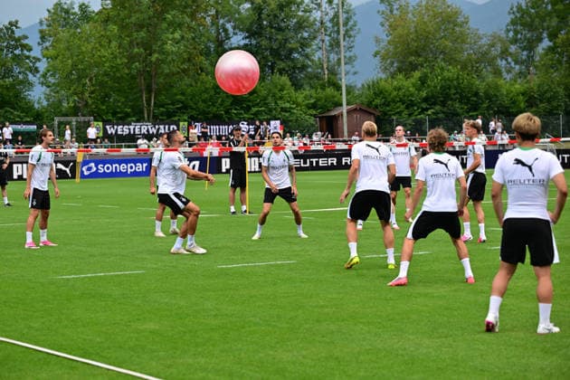 02.08.2026; Rottach-Egern; Fussball, Herren, Saison 2026 2027, Trainingslager Borussia Moenchengladbach Bei der ersten Trainingseinheit stand der Spass im Vordergrund. Hier ein Spiel mit einem Pilatesball DFL regulations prohibit any use of photographs as image sequences and or quasi-video. Stadion Am Birkenmoos Bayern Deutschland *** August 2, 2026 Rottach Egern Soccer, Men s, 2026–2027 season, Borussia Mönchengladbach training camp. The first training session focused on having fun. Here, a game with a Pilates ball. DFL regulations prohibit any use of photographs as image sequences and or quasi-video. Am Birkenmoos Stadium, Bavaria, Germany