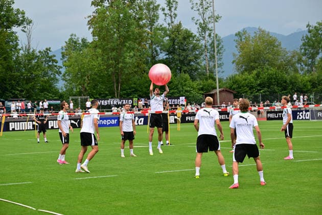 02.08.2026; Rottach-Egern; Fussball, Herren, Saison 2026 2027, Trainingslager Borussia Moenchengladbach Bei der ersten Trainingseinheit stand der Spass im Vordergrund. Hier ein Spiel mit einem Pilatesball DFL regulations prohibit any use of photographs as image sequences and or quasi-video. Stadion Am Birkenmoos Bayern Deutschland *** August 2, 2026 Rottach Egern Soccer, Men s, 2026–2027 season, Borussia Mönchengladbach training camp. The first training session focused on having fun. Here, a game with a Pilates ball. DFL regulations prohibit any use of photographs as image sequences and or quasi-video. Am Birkenmoos Stadium, Bavaria, Germany