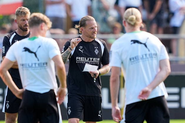 02.08.2026, xydrx, Fußball, Trainingslager, Borussia Mönchengladbach, Saison 2026 2027, Stadion am Birkenmoos: Die Mannschaft steht bei der Ansprache von Eugen Polanski (Cheftrainer Borussia Moenchengladbach) im Kreis DFB regulations prohibit any use of photographs as image sequences and or quasi-video. *** August 2, 2026, xydrx, soccer, training camp, Borussia Mönchengladbach, 2026–2027 season, Birkenmoos Stadium: The team stands in a circle during a pep talk by Eugen Polanski, head coach of Borussia Mönchengladbach. DFB regulations prohibit any use of photographs as image sequences and or quasi-video. Copyright: HMBxMedia YannisxDreimann