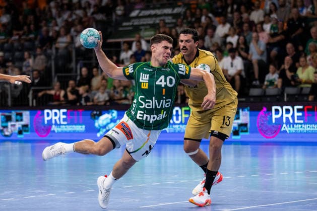Elias NEWEL (FRISCH AUF! Goeppingen, 40) im Zweikampf gegen Salvador SALVADOR (Sporting Lissabon, 13) GER, FRISCH AUF! Goeppingen vs. Sporting Lissabon, Handball, Testspiel Vorbereitung, Spielzeit 2026 2027, 02.08.2026, GER, FRISCH AUF! Goeppingen vs. Sporting Lissabon, Handball, Testspiel Vorbereitung, Spielzeit 2026 2027, 02.08.2026, Neu-Ulm *** Elias NEWEL, FRISCH AUF Goeppingen, 40, in a one-on-one battle against Salvador SALVADOR, Sporting Lisbon, 13, GER, FRISCH AUF Goeppingen vs. Sporting Lisbon, handball, preseason friendly, 2026–2027 season, August 2, 2026, GER, FRISCH AUF Goeppingen vs. Sporting Lisbon, Handball, Preseason Friendly, 2026–2027 Season, August 2, 2026, Neu Ulm Copyright: xEibnerxPressefoto OliverxSchmidtx EP_OST