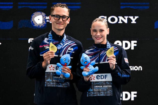 Isabelle Thorpe, Ranjuo Tomblin of Great Britain show the gold medal after competing in the artistic swimming Duet Tech Mixed Final during the European Aquatics Championships at the Olympic Aquatic Center in Paris (France), August 2, 2026. Andrea Staccioli
