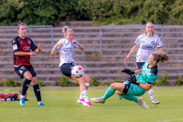 Ingolstadt, Deutschland 02. August 2026: 2. BL - Frauen - 2026 2027 - Sp. 1 - FC Ingolstadt 04 gegen 1. FFC Turbine Potsdam Im Bild: v. li. im Zweikampf Laura Lindner (1.FFC) und Torhüterin Anna-Lena Daum (FCI) DFL DFB regulations prohibit any use of photographs as image sequences and or quasi-video ESV-Stadion Bayern *** Ingolstadt, Germany, August 2, 2026, Women’s 2nd Division 2026–2027, Matchday 1: FC Ingolstadt 04 vs. 1 FFC Turbine Potsdam. Pictured from left: Laura Lindner (1 FFC) in a tackle and goalkeeper Anna Lena Daum (FCI). DFL and DFB regulations prohibit any use of photographs as image sequences and or quasi-video ESV Stadion Bayern Copyright: xFotostandx xSchäferx