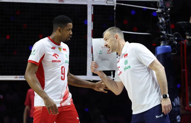 (260802) -- NINGBO, Aug. 2, 2026 -- Nikola Grbic (R), head coach of Poland, talks to player Wilfredo Leon Venero during the final match between Poland and the United States at the 2026 Volleyball Nations League (VNL) Men s Final Round in Ningbo, east China s Zhejiang Province, Aug. 2, 2026. (Photo by Xinhua) (SP)CHINA-NINGBO-VOLLEYBALL-VOLLEYBALL NATIONS LEAGUE-FINAL (CN) SuoxXianglu 