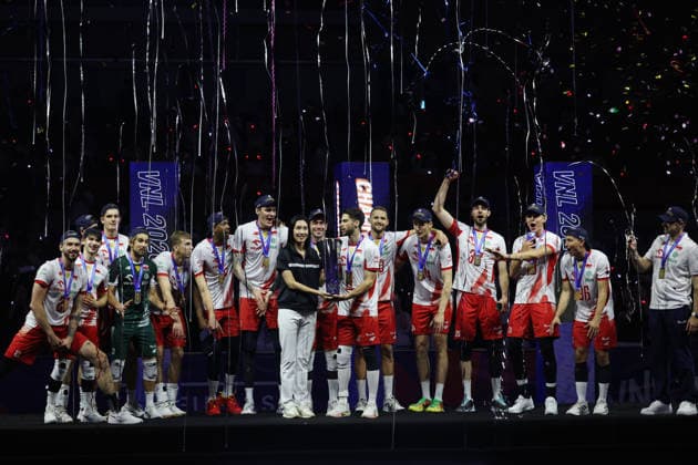 (260802) -- NINGBO, Aug. 2, 2026 -- Champions team of Poland celebrate during the awarding ceremony after the final match between Poland and the United States at the 2026 Volleyball Nations League (VNL) Men s Final Round in Ningbo, east China s Zhejiang Province, Aug. 2, 2026. (Photo by Xinhua) (SP)CHINA-NINGBO-VOLLEYBALL-VOLLEYBALL NATIONS LEAGUE-FINAL (CN) SuoxXianglu 