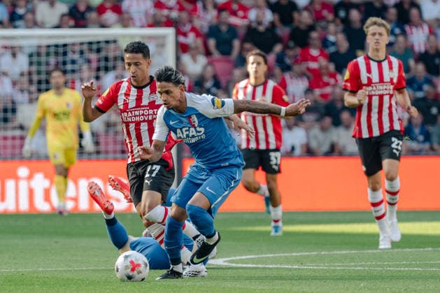 Zweikampf zwischen Mauro Junior (PSV Eindhoven, 17) und Weslley Patati (AZ Alkmaar, 07). PSV Eindhoven vs. AZ Alkmaar, Fussball, Johan Cruijff Schaal, Saison 2026 2027, 02.08.2026 PSV Eindhoven vs. AZ Alkmaar, Fussball, Johan Cruijff Schaal, Saison 2026 2027, 02.08.2026 Eindhoven *** Head-to-head between Mauro Junior (PSV Eindhoven, 17) and Weslley Patati (AZ Alkmaar, 07) PSV Eindhoven vs. AZ Alkmaar, Soccer, Johan Cruijff Schaal, 2026–2027 Season, August 2, 2026, PSV Eindhoven vs. AZ Alkmaar, Soccer, Johan Cruijff Schaal, 2026–2027 season, August 2, 2026, Eindhoven Copyright: xEibner-Pressefoto ThomasxHaeslerx EP_THR