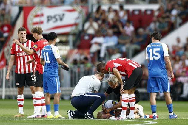 EINDHOVEN , 02-08-2026 , Philips Stadium , Dutch football Johan Cruijff Schaal season 2026 2027, Match between PSV - AZ , picture shows injury for AZ player Mexx Meerdink PSV - AZ (JC Cup)  x205408986x Copyright: