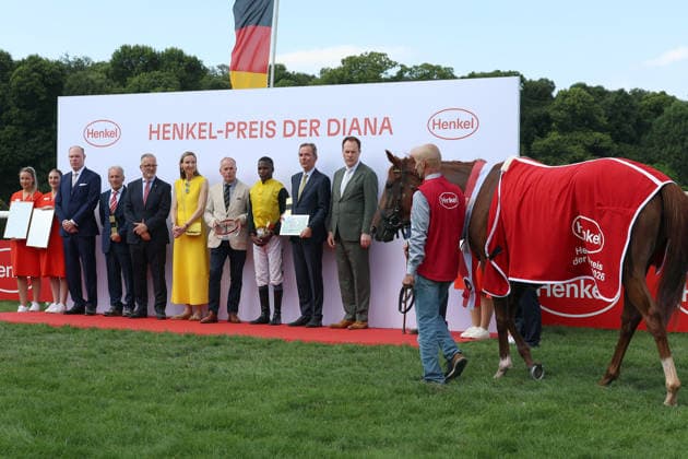 02.08.2026, Duesseldorf, Nordrhein-Westfalen, GER - Siegerehrung: Soreanga mit Eduardo Pedroza gewinnt den Henkel 168. Preis der Diana. Galopprennbahn Duesseldorf-Grafenberg. (Siegerehrung, Soreanga, Pedroza, Sieg) 260802S794DUESSELDORF.JPG *** August 2, 2026, Düsseldorf, North Rhine-Westphalia, GER Award Ceremony: Soreanga, ridden by Eduardo Pedroza, wins the Henkel 168 Diana Prize at the Düsseldorf-Grafenberg Racetrack. Award Ceremony, Soreanga, Pedroza, Win 260802S794DUESSELDORF JPG