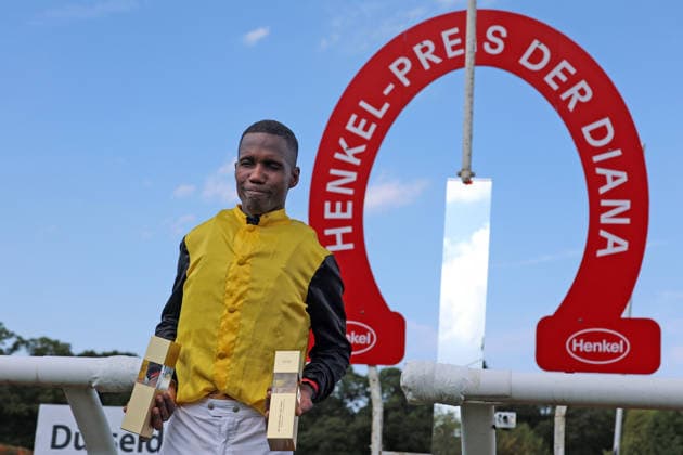 02.08.2026, Duesseldorf, Nordrhein-Westfalen, GER - Jockey Eduardo Pedroza nach dem Sieg im Henkel 168. Preis der Diana im Portrait. Galopprennbahn Duesseldorf-Grafenberg. (Jockey, Pedroza, Portrait, Portraet) 260802S797DUESSELDORF.JPG *** August 2, 2026, Düsseldorf, North Rhine-Westphalia, GER Portrait of jockey Eduardo Pedroza after his victory in the Henkel 168 Preis der Diana at the Düsseldorf Grafenberg Racetrack Jockey, Pedroza, Portrait, Portraet 260802S797DUESSELDORF JPG
