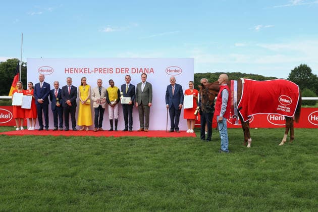 02.08.2026, Duesseldorf, Nordrhein-Westfalen, GER - Siegerehrung: Soreanga mit Eduardo Pedroza gewinnt den Henkel 168. Preis der Diana. Galopprennbahn Duesseldorf-Grafenberg. (Siegerehrung, Soreanga, Pedroza, Sieg) 260802S793DUESSELDORF.JPG *** August 2, 2026, Düsseldorf, North Rhine-Westphalia, GER Award Ceremony: Soreanga, ridden by Eduardo Pedroza, wins the Henkel 168 Diana Stakes at the Düsseldorf-Grafenberg Racetrack. Award Ceremony, Soreanga, Pedroza, Win 260802S793DUESSELDORF JPG
