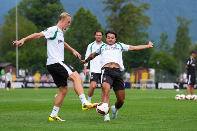 02.08.2026, xydrx, Fußball, Trainingslager, Borussia Mönchengladbach, Saison 2026 2027, Stadion am Birkenmoos: Isac Lidberg (Borussia Moenchengladbach, 3) im Zweikampf gegen Jens Castrop (Borussia Moenchengladbach, 17) DFB regulations prohibit any use of photographs as image sequences and or quasi-video. *** August 2, 2026, xydrx, soccer, training camp, Borussia Mönchengladbach, 2026–2027 season, Birkenmoos Stadium, Isac Lidberg (Borussia Mönchengladbach), No. 3 in a tackle against Jens Castrop (Borussia Mönchengladbach), No. 17. DFB regulations prohibit any use of photographs as image sequences and or quasi-video. Copyright: HMBxMedia YannisxDreimann