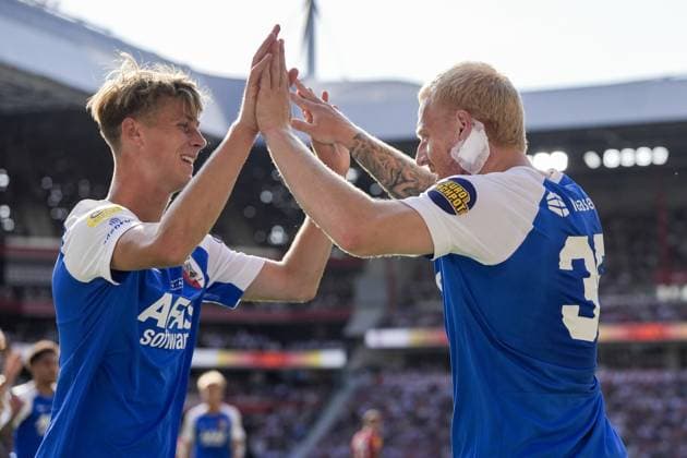 EINDHOVEN - Mexx Meerdink of AZ Alkmaar (r) receives congratulations after scoring the 0-1 goal during the 30th edition of the Johan Cruyff Shield between PSV Eindhoven and AZ Alkmaar at the Phillips Stadium on August 2, 2026 in Eindhoven, the Netherlands. TOBIAS KLEUVER ANP Johan Cruijff Shield 2026 27 xVIxANPxSportx xxANPxIVx 564761697 originalFilename: 564761697.jpg