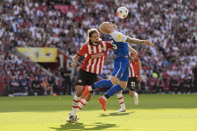 EINDHOVEN - Yarek Gasiorowski of PSV Eindhoven, Mexx Meerdink of AZ Alkmaar (lr) during the 30th edition of the Johan Cruyff Shield between PSV Eindhoven and AZ Alkmaar at the Phillips Stadium on August 2, 2026 in Eindhoven, the Netherlands. TOBIAS KLEUVER ANP Johan Cruijff Shield 2026 27 xVIxANPxSportx xxANPxIVx 564761747 originalFilename: 564761747.jpg