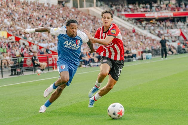 Zweikampf zwischen Elijah Dijkstra (AZ Alkmaar, 22) und Amir Bouhamdi (PSV Eindhoven, 37). PSV Eindhoven vs. AZ Alkmaar, Fussball, Johan Cruijff Schaal, Saison 2026 2027, 02.08.2026 PSV Eindhoven vs. AZ Alkmaar, Fussball, Johan Cruijff Schaal, Saison 2026 2027, 02.08.2026 Eindhoven *** Tackle between Elijah Dijkstra of AZ Alkmaar, 22, and Amir Bouhamdi of PSV Eindhoven, 37; PSV Eindhoven vs. AZ Alkmaar, soccer, Johan Cruijff Schaal, 2026–2027 season, August 2, 2026, PSV Eindhoven vs. AZ Alkmaar, soccer, Johan Cruijff Schaal, 2026–2027 season, August 2, 2026, Eindhoven Copyright: xEibner-Pressefoto ThomasxHaeslerx EP_THR