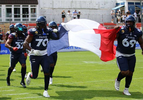 von links Nathan DARIBO (Paris), Elton MENDES (Paris), beim Einlauf, European Football Alliance, Munich Ravens vs Paris Musketeers, Unterhaching, Sportpark Unterhaching, 02.08.26, *** From left: Nathan DARIBO (Paris), Elton MENDES (Paris), during the pregame walkout, European Football Alliance, Munich Ravens vs. Paris Musketeers, Unterhaching, Sportpark Unterhaching, August 2, 2026, Copyright: WolfgangxFehrmann