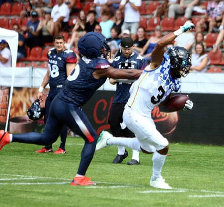 von links Jamalcolm LIGGINS (Paris), Malik STANLEY (Muenchen), European Football Alliance, Munich Ravens vs Paris Musketeers, Unterhaching, Sportpark Unterhaching, 02.08.26, *** From left: Jamalcolm LIGGINS, Paris; Malik STANLEY, Munich; European Football Alliance; Munich Ravens vs. Paris Musketeers; Unterhaching; Sportpark Unterhaching; August 2, 2026; Copyright: WolfgangxFehrmann