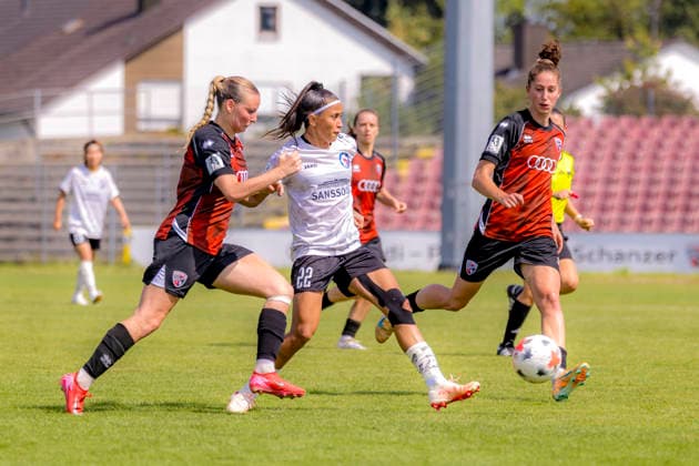 Ingolstadt, Deutschland 02. August 2026: 2. BL - Frauen - 2026 2027 - Sp. 1 - FC Ingolstadt 04 gegen 1. FFC Turbine Potsdam Im Bild: v. li. im Zweikampf Jenny Beyer (FCI), Thalia (1.FFC) und Emma Kusch (FCI) DFL DFB regulations prohibit any use of photographs as image sequences and or quasi-video ESV-Stadion Bayern *** Ingolstadt, Germany, August 2, 2026 – 2nd Bundesliga Women 2026–2027, Match 1: FC Ingolstadt 04 vs. 1. FFC Turbine Potsdam. Pictured, from left, in a tackle: Jenny Beyer (FCI), Thalia (1, FFC), and Emma Kusch (FCI). DFL and DFB regulations prohibit any use of photographs as image sequences and or quasi-video. ESV Stadion Bayern Copyright: xFotostandx xSchäferx