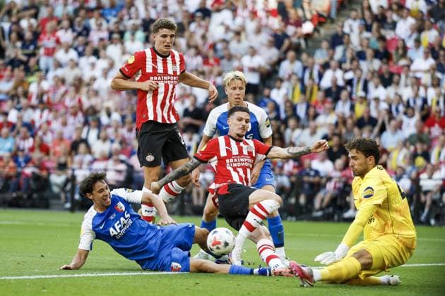 EINDHOVEN - Dennis Man of PSV Eindhoven, AZ Alkmaar goalkeeper Jari de Busser (lr) during the 30th edition of the Johan Cruyff Shield between PSV Eindhoven and AZ Alkmaar at the Phillips Stadium on August 2, 2026 in Eindhoven, the Netherlands. PIETER STAM DE JONGE ANP Johan Cruijff Shield 2026 27 xVIxANPxSportx xxANPxIVx 564762697 originalFilename: 564762697.jpg