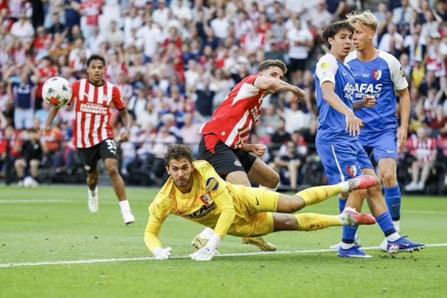EINDHOVEN - AZ Alkmaar goalkeeper Jari de Busser, Joey Veerman of PSV Eindhoven (lr) during the 30th edition of the Johan Cruyff Shield between PSV Eindhoven and AZ Alkmaar at the Phillips Stadium on August 2, 2026 in Eindhoven, the Netherlands. PIETER STAM DE JONGE ANP Johan Cruijff Shield 2026 27 xVIxANPxSportx xxANPxIVx 564762807 originalFilename: 564762807.jpg